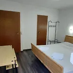 Black Bear Bikers Pub-hotel *