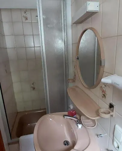 Black Bear Bikers Pub-hotel *