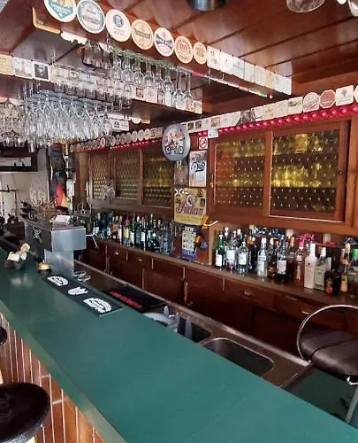 Black Bear Bikers Pub-hotel *