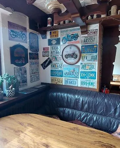 Black Bear Bikers Pub-hotel Estalagem
